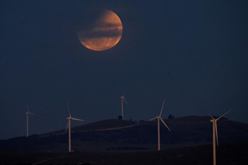 Une éclipse lunaire transforme la Lune près de la capitale australienne, Canberra, le 14 mars 2025. Photo : AFP/VNA