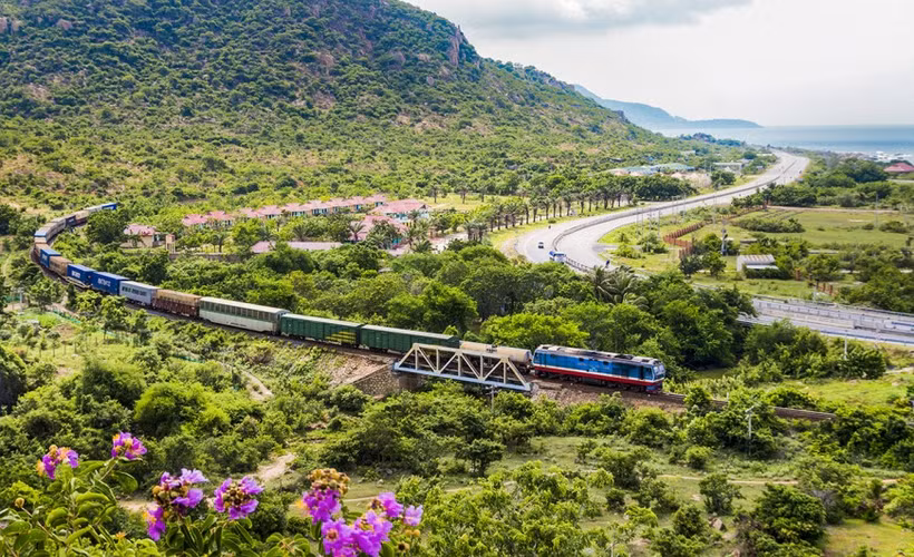 Le train Thông Nhât (Réunification) exploité par la Compagnie générale des chemins de fer du Vietnam. 