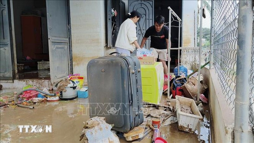 Les habitants de la commune de Ninh Phuoc, dans la province de Khanh Hoa, nettoient leurs maisons après les inondations. Photo: VNA