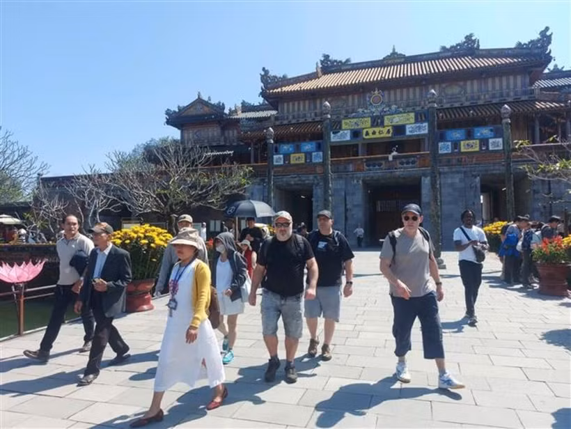 Des touristes étrangers dans la ville de Huê (Centre). Photo : VNA