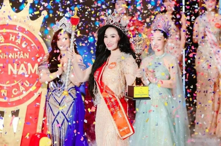 Luong Thi Huong (centre) Miss Vietnam Global Business 2025. Photo: VOV