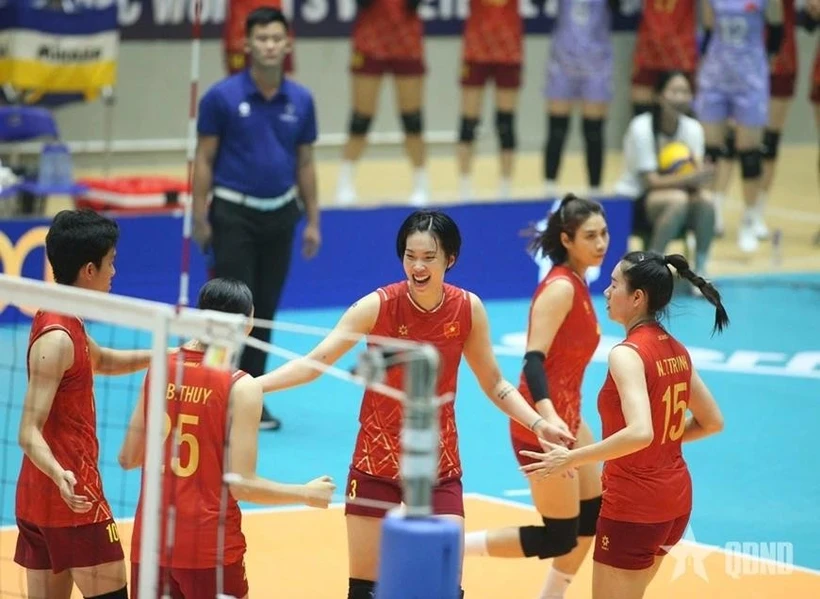 Le Vietnam a battu les Philippines 3-0 lors du dernier match de la Coupe des Nations de l’AVC 2025 au gymnase de Dông Anh, à Hanoi, le 14 juin au soir, remportant ainsi le trophée. Photo : PANO