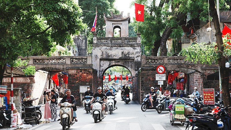 Cette initiative s’inscrit dans le cadre d'un projet visant à valoriser le patrimoine matériel, immatériel et numérique de la capitale à travers quatre parcours patrimoniaux, un système cartographique interactif, l’application H-Héritage et l’installation de QR-codes sur de nombreux sites historiques du centre de Hanoi. Photo : NDEL