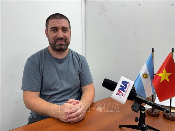 Le journaliste argentin Gastón Fiorda, de la Radio nationale argentine. Photo : VNA