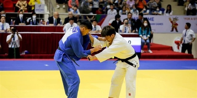 Lê Anh Tài (à droite) était l’un des champions vietnamiens aux 32es SEA Games. Il devrait défendre son titre des 90 kg aux 33es Jeux en Thaïlande. Photo : danviet.vn