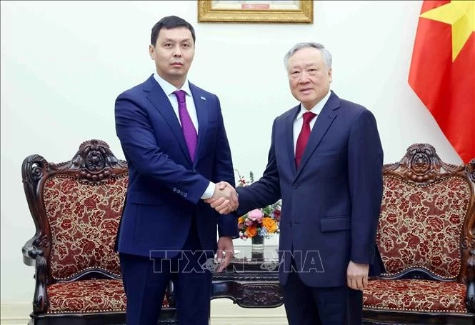 Le vice-Premier ministre Nguyên Hoa Binh (à droite) serre la main du président de l’Agence kazakhe de lutte contre la corruption Zhumagali A.Zh, à Hanoi, le 25 février. Photo : VNA