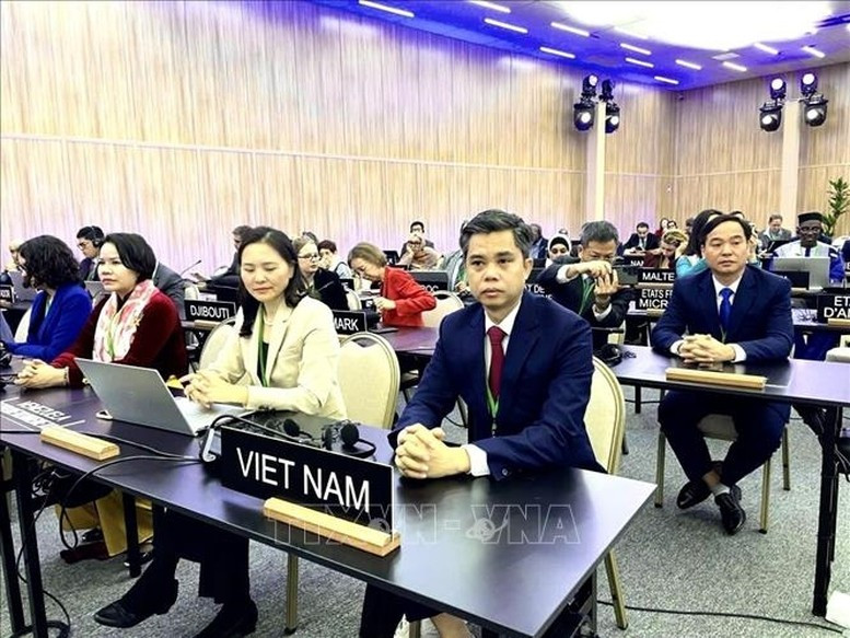 La délégation vietnamienne participant à la 43e session de la Conférence générale de l’UNESCO, à Samarcande, en République d’Ouzbékistan. Photo : VNA