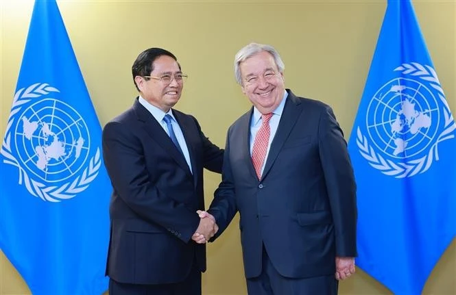Le Premier ministre Pham Minh Chinh (à gauche) et le secrétaire général des Nations Unies, António Guterres, se serrent la main, à Nice, en France, le 9 juin. Photo : VNA