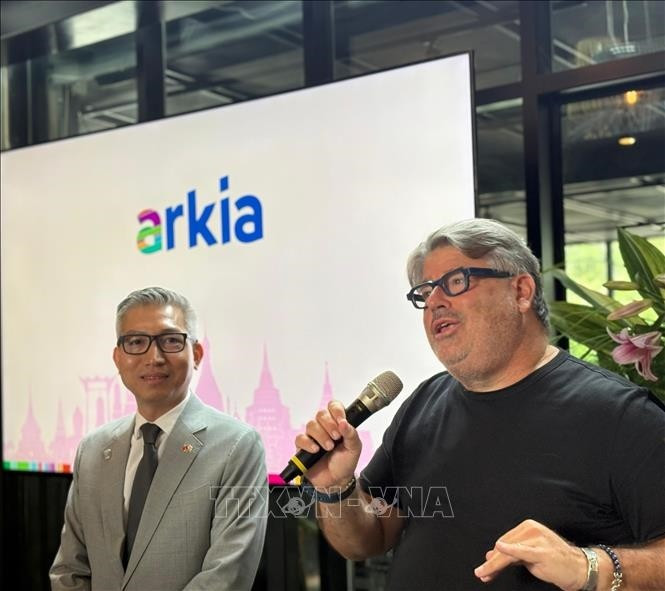 L'ambassadeur du Vietnam en Israël, Ly Duc Trung (à gauche), et le porte-parole d'Arkia lors d'une conférence de presse sur le lancement d’une liaison aérienne directe entre Tel Aviv et Hanoi. Photo: VNA
