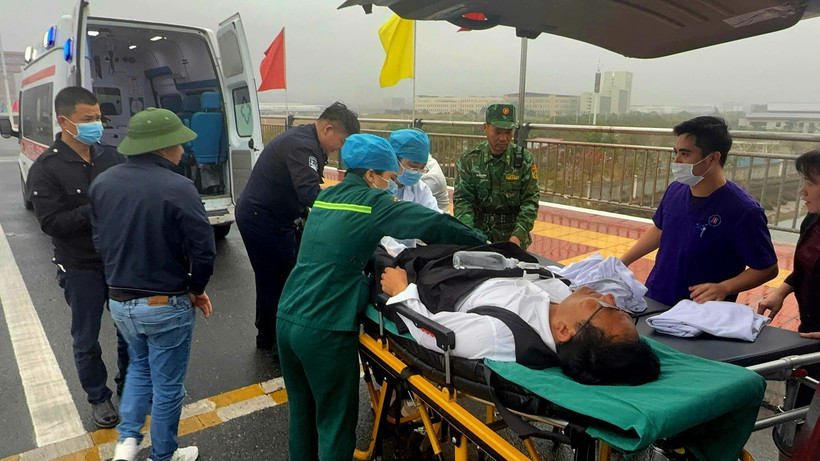 Les gardes-frontières vietnamiens et chinois coordonnent leurs efforts pour ouvrir une voie verte pour les ambulances transportant des patients chinois. Photo : VNA