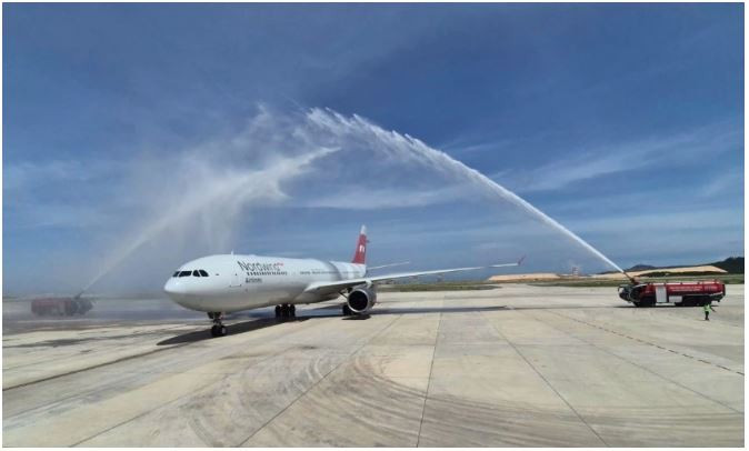 Nordwind Airlines accueillie par le salut traditionnel au canon à eau