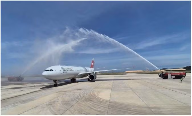 Nordwind Airlines accueillie par le salut traditionnel au canon à eau