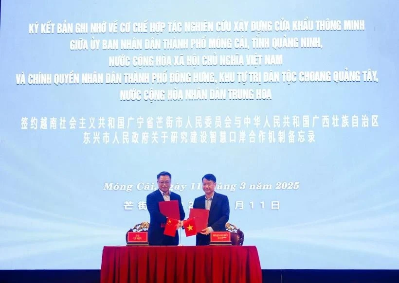 Le président du comité populaire de la ville de Mong Cai, Hô Quang Huy, et le maire du gouvernement populaire de la ville de Dongxing, Li Jian, ont signé un protocole d’accord. Photo: VNA