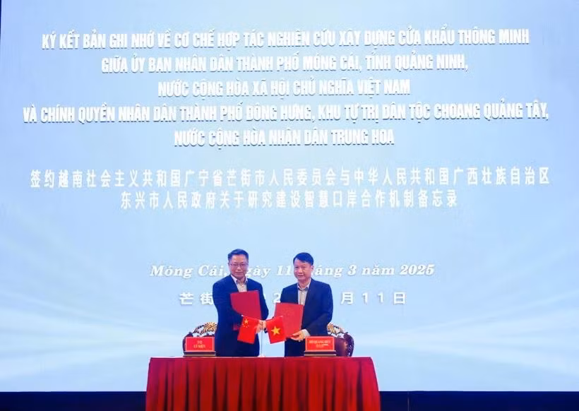 Le président du comité populaire de la ville de Mong Cai, Hô Quang Huy, et le maire du gouvernement populaire de la ville de Dongxing, Li Jian, ont signé un protocole d’accord. Photo: VNA
