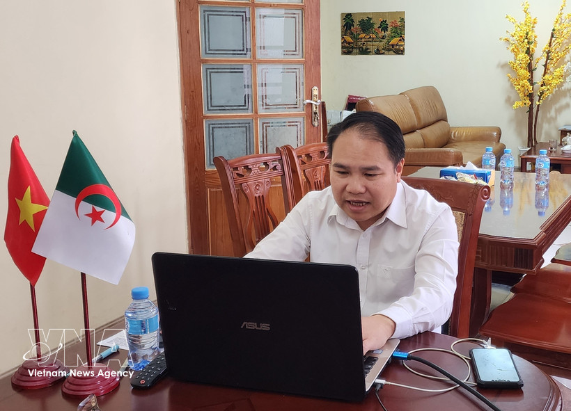 Le conseiller commercial Hoàng Duc Nhuân s’exprime lors de la session de conseil à l’exportation sur les marchés algérien, sénégalais et tunisien. Photo : VNA