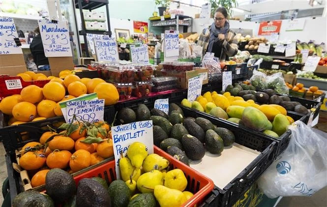 Des gens font leurs courses dans un marché en Ontario, au Canada.