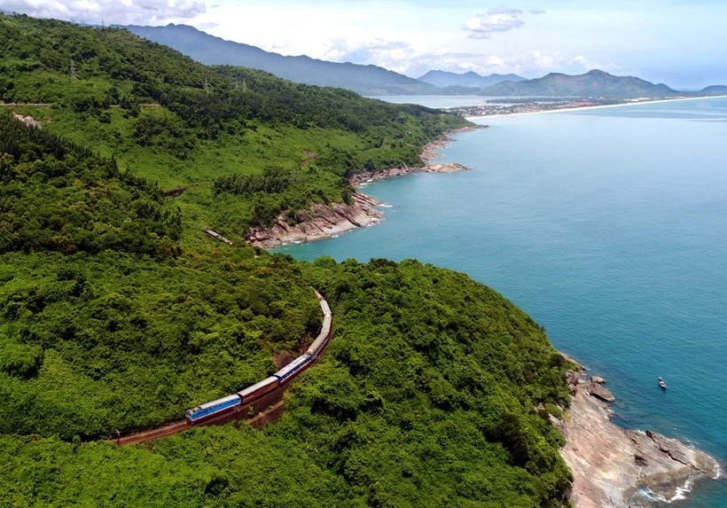 Ce n'est qu'après avoir pris place à bord du train de Thông Nhât, traversant chaque gare du pays, que l'on peut véritablement saisir la beauté du Vietnam. Photo: VietnamPlus