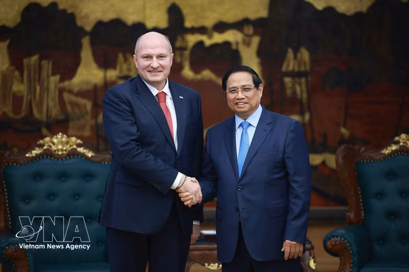 Le Premier ministre Pham Minh Chinh (à droite) serre la main du ministre russe de la Protection civile, des Situations d’urgence et des Secours en cas de catastrophe, Aleksandr Kurenkov, le 5 mars. Photo : VNA