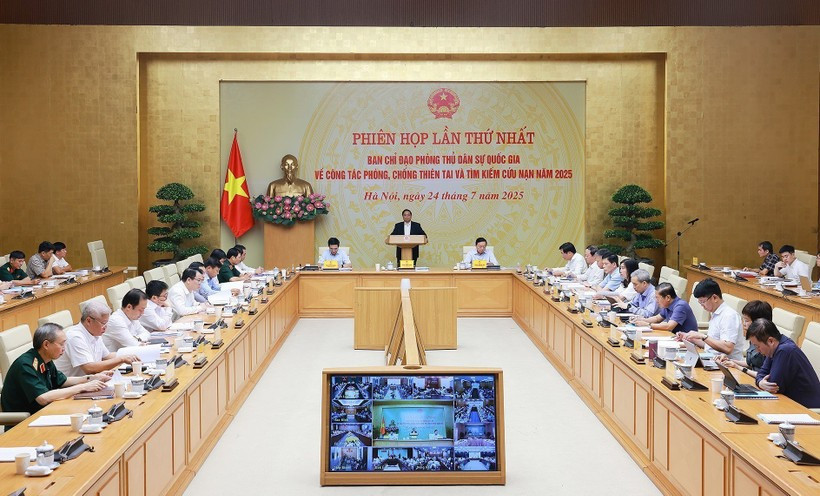 Le Premier ministre Pham Minh Chinh, également président du Comité directeur national de la défense civile, préside la première réunion nationale du comité sur la prévention et le contrôle des catastrophes, ainsi que sur les efforts de recherche et de sauvetage, le 24 juillet. Photo : VNA