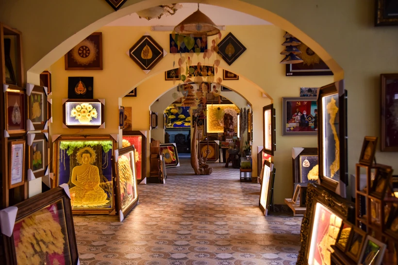 Des tableaus brodés sur des feuilles de Bodhi. Photo: NDEL