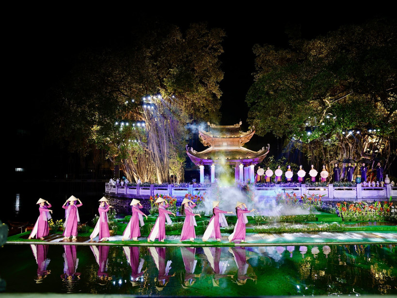 Défilé de ao dài (tunique traditionnelle) dans le temple de la Littérature, l'une des attractions touristiques de Hanoi. Photo: danviet.vn