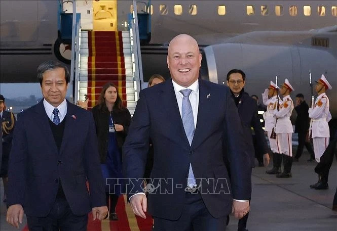 Le Premier ministre néo-zélandais Christopher Luxon (à droite) à sa descente d’avion à l’aéroport international de Nôi Bai, à Hanoi, le 25 février. Photo : VNA