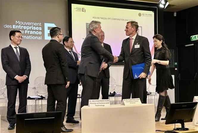 Signature de l’accord-cadre de services (MAS) entre FPT et Airbus, dans le cadre du Forum des affaires Vietnam-France, à Paris, le 11 juin. Photo : VNA