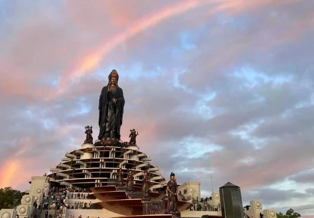 Un arc-en-ciel monochrome rare est apparu sur le mont Bà Den, dans la province de Tây Ninh, le 26 janvier. Photo : VNA