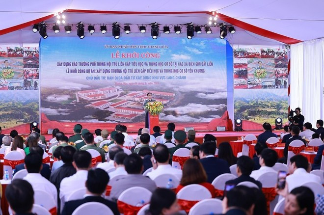Le Premier ministre Pham Minh Chinh prend la parole lors de la cérémonie de pose de la première pierre de l’internat inter-niveaux de la commune de Yen Khuong, province de Thanh Hoa. Photo : VNA