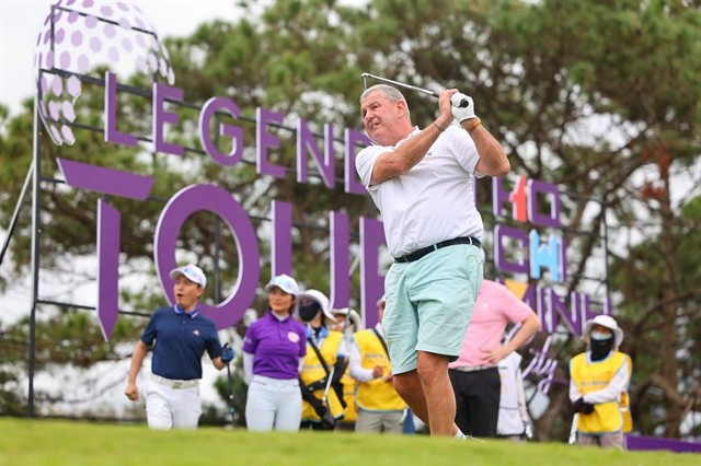 Phil Harrison, légende du golf et PDG du Legends Tour, donne le coup d'envoi du tournoi de golf "Race to Legends" du Vietnam Legends Championship 2025. 