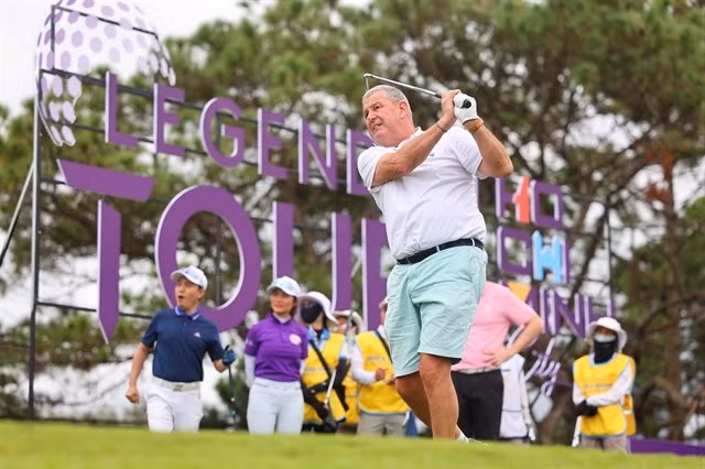 Phil Harrison, légende du golf et PDG du Legends Tour, donne le coup d'envoi du tournoi de golf "Race to Legends" du Vietnam Legends Championship 2025. 