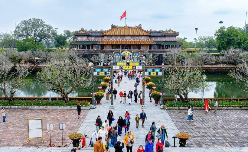 Touristes visitant le Palais Thai Hoa, à Huê. Photo: nongnghiepmoitruong.vn