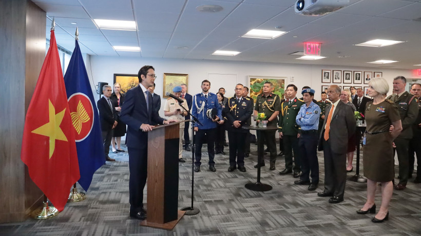 L’ambassadeur Dô Hung Viêt, chef de la Mission permanente du Vietnam à l’ONU, et les délégués lors de la cérémonie, à New York, le 20 août. Photo : VNA