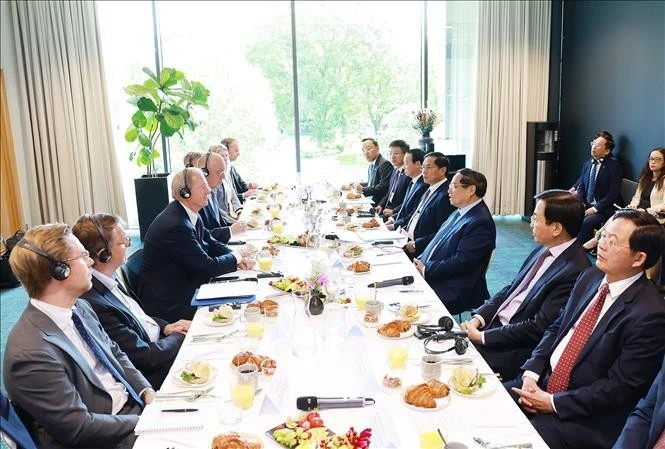 Lors de la rencontre entre le Premier ministre vietnamien Pham Minh Chinh et des dirigeants de grandes entreprises suédoises, à Stockholm, le 12 juin. Photo: VNA