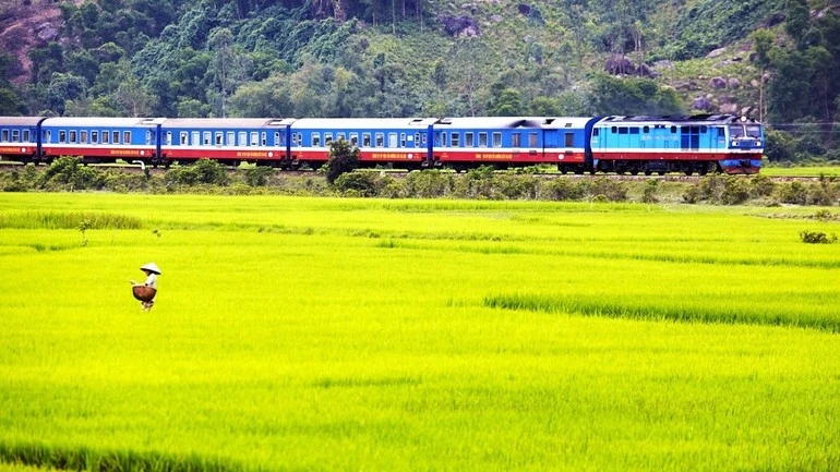 L'Express de la Réunification emmène les passagers à travers les grandes villes et la campagne paisibles Photo: Lonely Planet