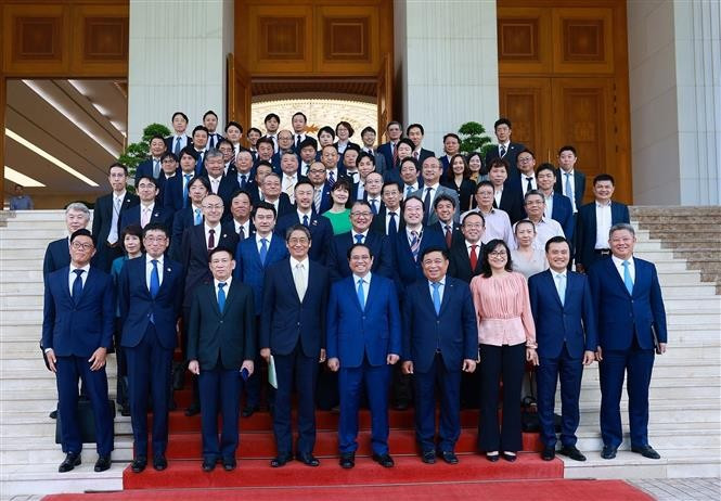 Le Premier ministre Pham Minh Chinh (au centre, premier rang) pose pour une photo avec des responsables vietnamiens et des représentants d’entreprises japonaises, le 12 août. Photo : VNA