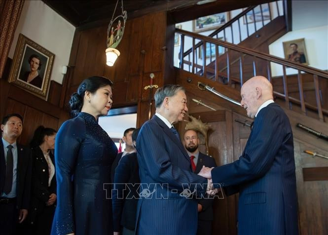 Le secrétaire général Tô Lâm, et son épouse Ngo Phuong Ly rencontrent l’ancien roi Siméon de Saxe-Cobourg-Gotha, qui a été Premier ministre bulgare de juillet 2001 à août 2005. Photo : VNA