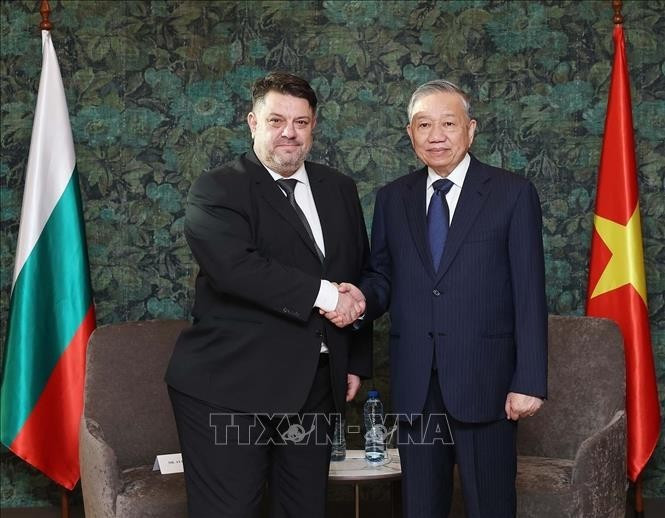 Le secrétaire général du Parti communiste du Vietnam (PCV), Tô Lâm (à droite), et le président du Parti socialiste bulgare (PSB), Atanas Zafirov. Photo : VNA