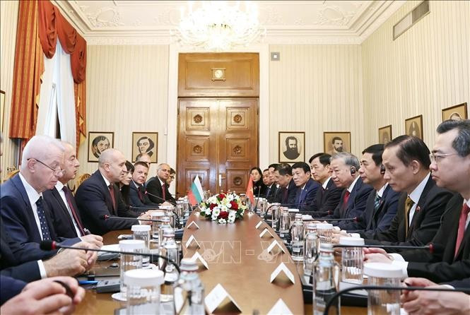 Entretien entre le secrétaire général du Comité central du Parti communiste du Vietnam, Tô Lâm, et le président de la République de Bulgarie, Rumen Radev. Photo : VNA