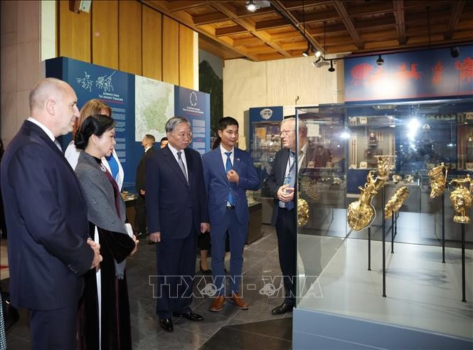 Le secrétaire général Tô Lâm (4e à partir de la gauche), son épouse Ngô Phuong Ly, et le président bulgare Roumen Radev et son épouse au Musée national d’histoire de Bulgarie. Photo : VNA