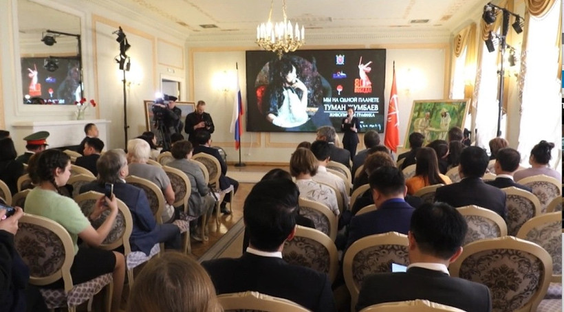 Cérémonie d’inauguration de l’exposition du peintre russe Tuman Zhumabaev dans le cadre de la Semaine du Vietnam à Saint-Pétersbourg, en Russie. Photo: VNA