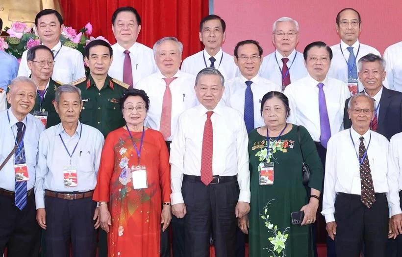 Le secrétaire général du Parti, Tô Lâm (quatrième à partir de la gauche, premier rang, pose pour une photo avec les délégués. Photo : VNA
