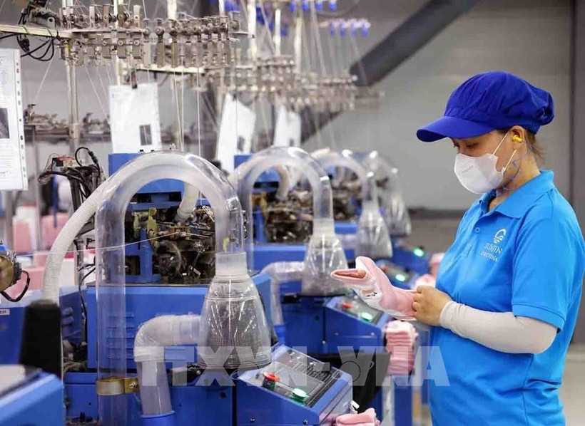 Ligne de production de chaussettes pour l’exportation chez la SARL SUNJIN AT&C VINA, dans la zone économique de Chân Mây - Lang Co, dans la ville de Huê. Photo : VNA