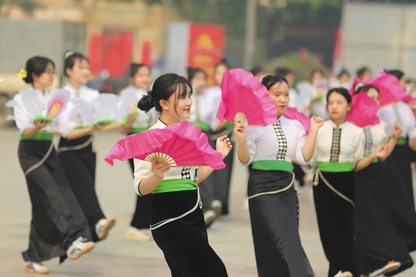 Des jeunes participent à une danse "xoè" à Diên Biên. Photos : VNA