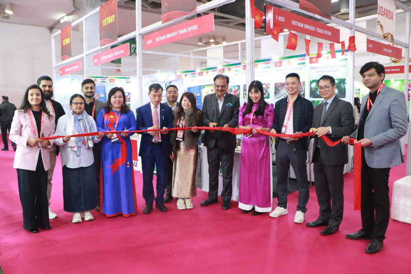 Bui Trung Thuong (4e à partir de la gauche), conseiller commercial de l'ambassade du Vietnam en Inde, et Rakesh Kumar (5e à partir de la droite), président de l’India Exposition Mart, coupent le ruban pour inaugurer le stand vietnamien. Photo : VNA