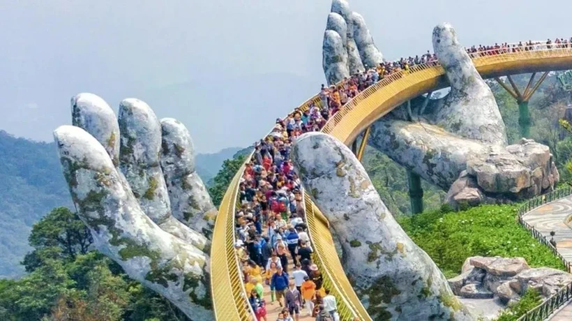 Le pont d’Or à Dà Nang (Centre), l'un des ponts piéton les plus impressionnants au monde. 