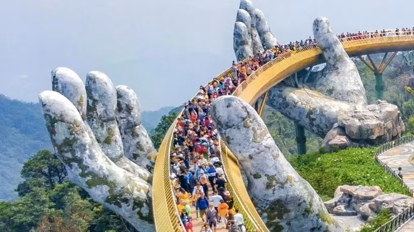 Le pont d’Or à Dà Nang (Centre), l'un des ponts piéton les plus impressionnants au monde. 