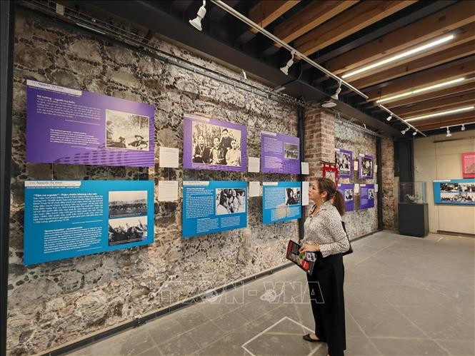 Une visiteuse à l’exposition de photos « Armée aux cheveux long» au Musée de la Femme du Mexique. Photo : VNA