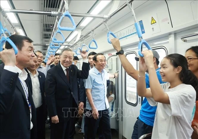 Le secrétaire général du Parti communiste du Vietnam, Tô Lâm (centre) dans le métro n°1 reliant Bên Thành à Suôi Tiên. Photo : VNA