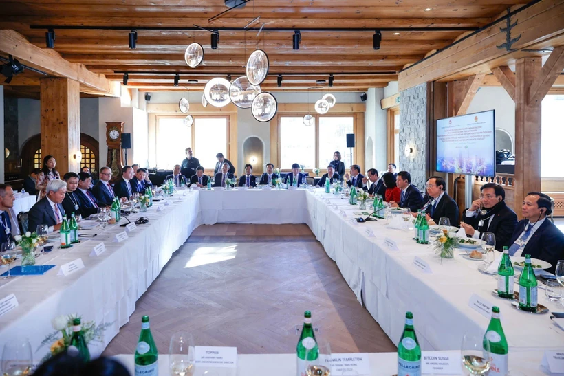 Vue de la table ronde intitulée «Investissement dans les hautes technologies au Vietnam : décoller à l’ère intelligente», en marge de la 55e réunion annuelle du WEF à Davos, en Suisse, le 21 janvier. Photo : VNA